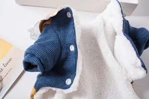 Détail macro de la doublure en polaire blanche chaude sur un manteau d'hiver pour animaux