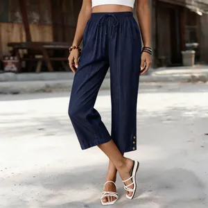 Detailansicht der lockeren Denim-Caprihose mit Kordelzug und Knopfleiste