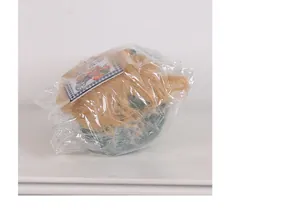 Dettaglio della bambola di peluche gnomo autunnale nella confezione di plastica