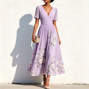 Robe longue élégante à imprimé floral violet avec col en V et jupe plissée pour femme