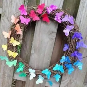 Corona de mariposas arcoíris para decoración de puertas en primavera y Semana Santa