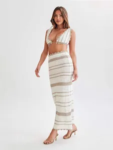 Κομψό ριγέ πλεκτό σετ δύο τεμαχίων με κροσέ crop top και ασορτί μάξι φούστα για γυναίκες