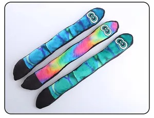 Detailansicht von Plüsch-Kobra-Hundespielzeug mit buntem Tie-Dye-Muster und Knistergeräusch.