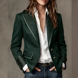 Detail eines grünen Vintage-Wollblazers mit floraler Stickerei am Revers und Saum