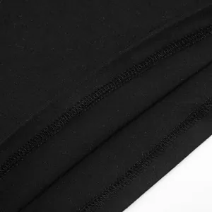 Détail en gros plan des coutures plates de haute qualité sur l'ourlet noir stretch