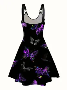 Detalle de vestido negro de tirantes con estampados de mariposas moradas para verano