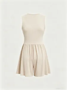Detailansicht eines beige ärmellosen Einteilers mit geraffter Taille und weiten Shorts