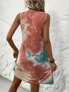 Vue arrière détaillée d'une robe d'été sans manches à imprimé tie-dye en pêche et bleu