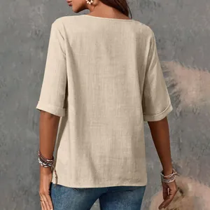 Vista posteriore di un top da donna in cotone e lino beige con trama del tessuto naturale