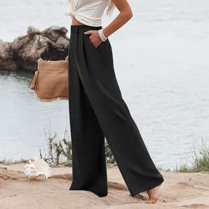 Vista laterale di pantaloni neri a vita alta e gamba larga da donna per il mare e l'estate