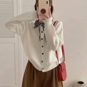 Gilet en maille blanc élégant avec col chemise et détail de nœud papillon noir chic