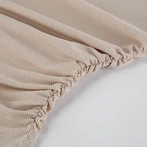 Gros plan détaillé du tissu en maille côtelée abricot avec ourlet élastique froncé élégant