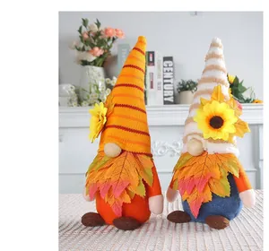 Detailansicht von Erntefest-Zwergen mit Ahornblättern und Sonnenblumen-Verzierungen