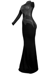 Vista lateral de un elegante vestido largo negro con detalles de malla y estrás.