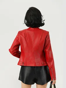 Veste élégante en cuir PU rouge pour femmes avec col montant et coupe courte ajustée.