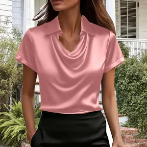 Elegante rosa Kurzarm-Satinbluse mit Polokragen und drapiertem Wasserfallausschnitt