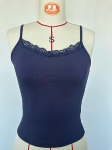 Detailopname van marineblauw geribd hemdje met een delicate kanten rand aan de halslijn