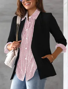 Nahaufnahme eines rot gestreiften Hemdes unter einem klassischen schwarzen Blazer
