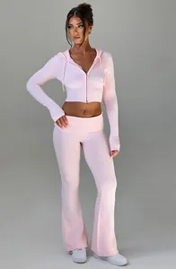 Dettaglio di un set in maglia rosa a due pezzi con felpa crop e pantaloni a zampa d'elefante