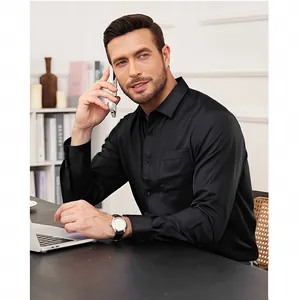 Professioneel herenoverhemd met lange mouwen, zwart, zakelijk casual in een kantooromgeving.