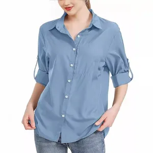 Elegante camisa de negocios para mujer azul claro con cuello de solapa y cremallera única
