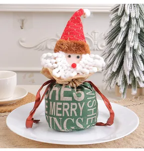 Gedetailleerde weergave van een kersttas met trekkoord en een pluche kerstman-top