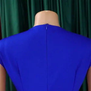 Detailansicht der Rückseite eines eleganten königsblauen Bleistiftkleids mit Reißverschluss.