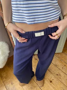 Nahaufnahme einer dunkelblauen, locker sitzenden Freizeithose mit hohem, elastischem Bund