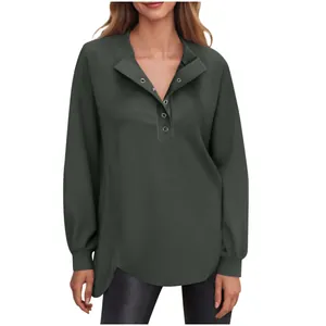 Gedetailleerd zicht op het donkergroene Henley sweatshirt met knoopsluiting