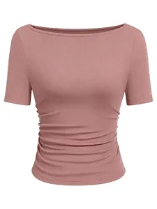 Vooraanzicht van roze geribbeld T-shirt met boothals en gerimpelde details aan de zijkant