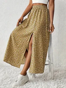Dettaglio di un'elegante gonna lunga a fiori con spacco frontale e vita elastica.