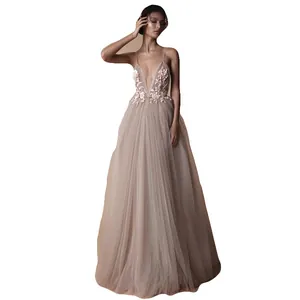 Elegantes Hochzeitskleid aus Tüll mit tiefem V-Ausschnitt und floralen Applikationen.