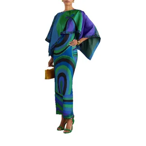 Elegante conjunto de dos piezas con capa de estampado asimétrico y vestido largo verde