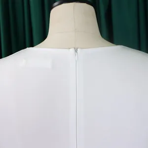 Rückansicht eines weißen Bleistiftkleids in Übergröße mit verdecktem Reißverschluss.