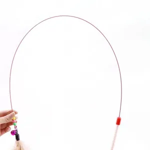 Flexibler Katzenstick aus Stahldraht mit Federn und Glöckchen für die Interaktion mit Tieren