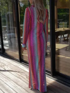Abito lungo in maglia colorata a maniche lunghe per vacanze al mare e stile resort chic