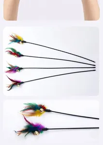 Vista detallada de varitas de juguete para gatos con plumas de colores y cascabeles