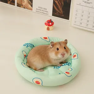 Detail der kühlenden Hamster-Nestmatte mit Spiegelei-Muster und kleinem Hamster