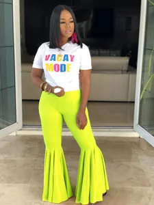 Pantalones de campana con volantes verde neón y camiseta gráfica Vacay Mode