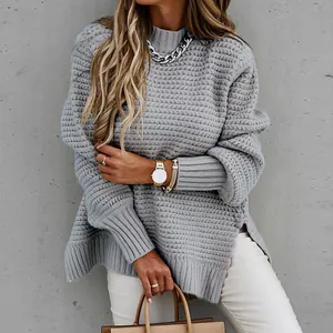Λεπτομέρεια γκρι oversized πλεκτού πουλόβερ με ριμπ μανσέτες και πλαϊνά ανοίγματα.