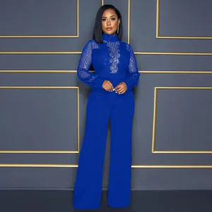 Mono elegante azul real con encaje de lentejuelas, cuello alto y diseño de pernera ancha.