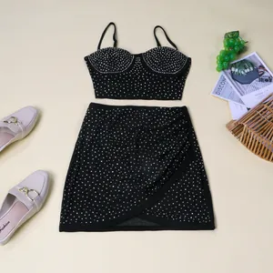 Detalle del conjunto sexy de dos piezas negro con brillantes para noches de discoteca
