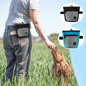 Tragbare Hundeleckerli Trainingstasche mit Magnetverschluss in der Outdoor-Nutzungsszene.