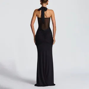 Détail du dos d'une robe longue licou noire élégante avec des fronces et un empiècement tulle