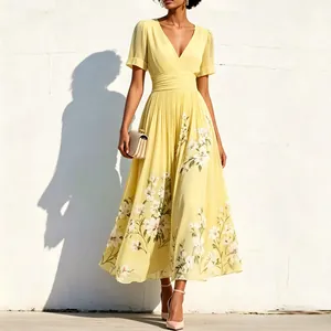Vue détaillée de la robe jaune à fleurs avec taille plissée et décolleté en V chic