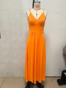 Vista completa del vestido largo naranja vibrante con cuello en V en un maniquí.