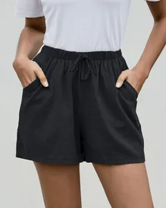 Vista detallada de pantalones cortos de lino negro para mujer con cordón y bolsillos