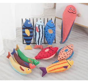 Bunte Katzenminze-Fischspielzeuge in verschiedenen Mustern und lebhaften Farben, Set.