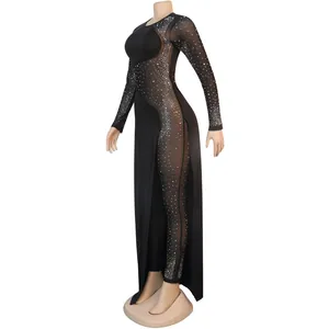 Tuta elegante in rete nera decorata con strass e lungo strascico con spacco laterale
