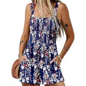 Detalle del cuerpo fruncido y el estampado floral de este pelele veraniego informal.